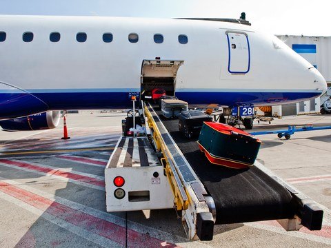 Proteção contra incêndio em aeroporto luggage loading plane GettyImages 458222325